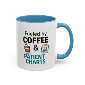 Mok gevoed door koffie en patiëntendossiers - grappig cadeau verpleegkundige, RN-koffiekopje, medisch personeel mok waardering, humor gezondheidswerker