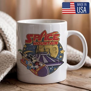 Taza retro de Space Mountain, regalo para fans de Disney. Taza de café vintage de parque temático. Merchandising de Mickey Goofy Ride para cumpleaños o coleccionistas.