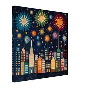 Op de afbeelding: Een kleurrijk geborduurd kunstwerk dat een stadsbeeld met vuurwerk toont dat boven de gebouwen explodeert. De gebouwen zijn in verschillende tinten oranje, geel en bruin, terwijl het vuurwerk in tinten rood, groen, blauw en paars is. De achtergrond is donkerblauw met witte sterren.