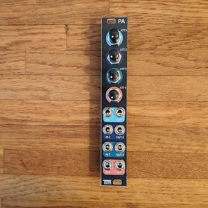 Peut inclure: Ensemble de trois mugs en céramique avec une finition mate et mouchetée. Les tasses sont de couleur crème, marron clair et marron foncé. Chaque mug a un design minimaliste et une anse arrondie. Idéal pour le café ou le thé.