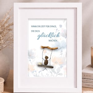 Könnte beinhalten: Ein gerahmter Kunstdruck mit einer skurrilen Illustration einer Figur auf einer Schaukel aus Kieselsteinen und Zweigen. Der Hintergrund hat ein Blumendesign mit dem Text "Nimm dir Zeit für Dinge, die dich glücklich machen."