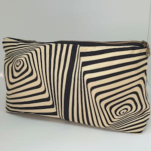 Cartera de mano, estuche, neceser, guarda todo lo que quieras. Observa la capacidad que tiene. (Libros no incluidos, sólo son para la foto)