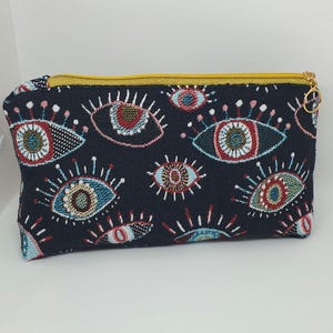 Estuche, neceser, cartera de mano, bolsa de maquillaje, guarda todo lo que quieras. Tiene gran capacidad.  Cierre de cremallera.