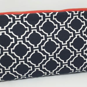 Estuche, neceser, cartera de mano, bolsa de maquillaje, guarda todo lo que quieras. Tiene gran capacidad.  Cierre de cremallera.