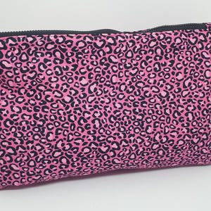 Estuche, neceser, cartera de mano, bolsa de maquillaje, guarda todo lo que quieras. Tiene gran capacidad.  Cierre de cremallera.