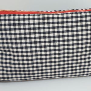 Estuche, neceser, cartera de mano, bolsa de maquillaje, guarda todo lo que quieras. Tiene gran capacidad.  Cierre de cremallera.