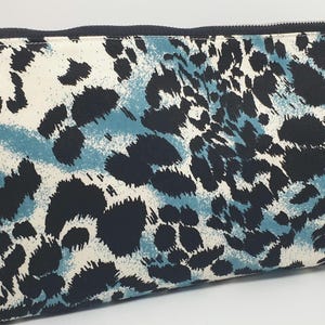 Cartera de mano, estuche, neceser, bolsa de maquillaje, guarda todo lo que quieras. Tiene gran capacidad.  Cierre de cremallera.