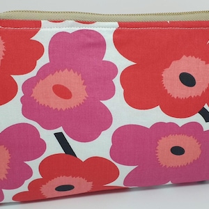 Cartera de mano, estuche, neceser, bolsa de maquillaje, guarda todo lo que quieras. Tiene gran capacidad.  Cierre de cremallera.