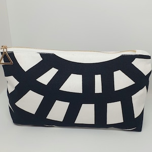 Estuche, neceser, cartera de mano, bolsa de maquillaje, guarda todo lo que quieras. Tiene gran capacidad.  Cierre de cremallera.