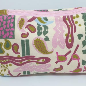 Estuche, neceser, cartera de mano, guarda todo lo que quieras. Tiene gran capacidad.(Artículos no incluidos, sólo son para la foto)