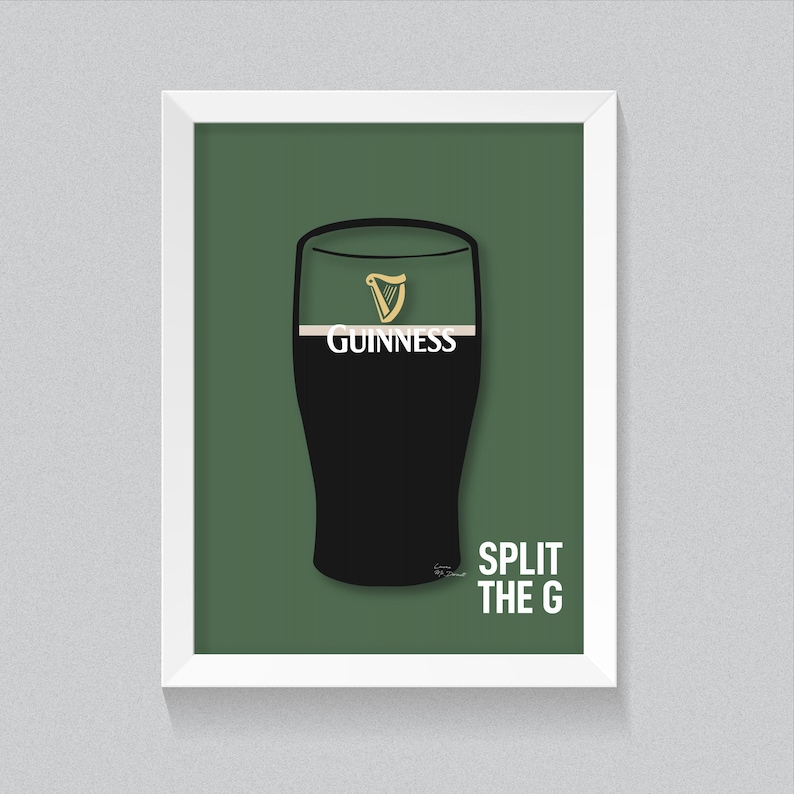 Puede incluir: Un p&oacute;ster verde con una ilustraci&oacute;n en blanco y negro de un vaso de cerveza Guinness. El texto "SPLIT THE G" est&aacute; en la parte inferior del p&oacute;ster.