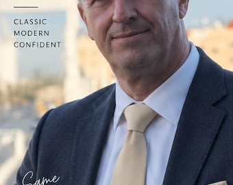 Peut inclure: Un blazer gris anthracite porté avec une chemise blanche à col rigide, une cravate beige unie et une pochette de costume beige assortie. Le texte sur l'image indique : MEN STYLE, CLASSIC MODERN CONFIDENT, et Same tie Different you.