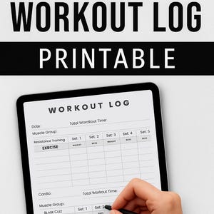 Può includere: Un registro di allenamento digitale stampabile su un tablet. La parte superiore dell'immagine recita "WORKOUT LOG PRINTABLE" in grassetto nero. Lo schermo del tablet mostra un registro di allenamento con sezioni per data, gruppo muscolare e dettagli dell'esercizio. Una mano sta scrivendo sul tablet.