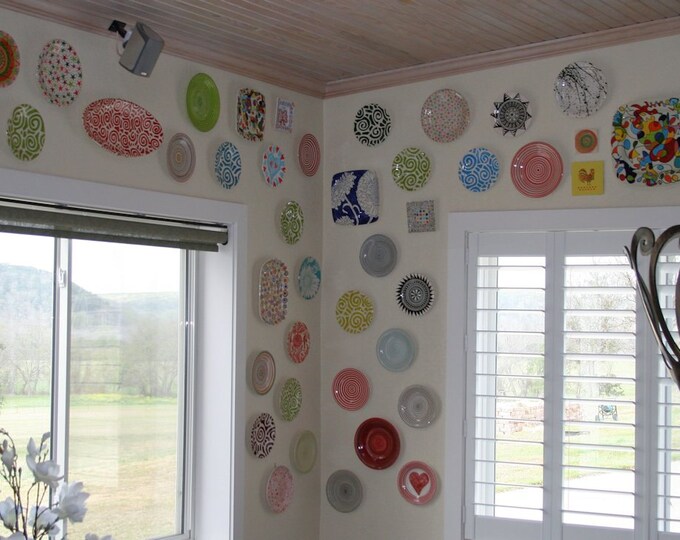 Set of Two 2 Large Plate Hangers Invisible Disc Plate Walls Hanger 4