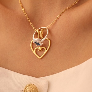 Collar con colgante de corazón de plata de ley y anillo chapado en oro.