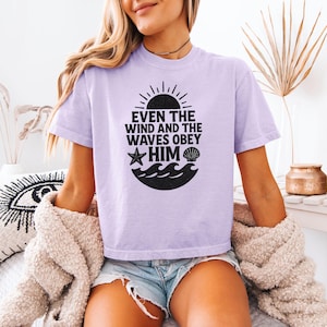 Christelijk zomershirt - zelfs de wind en golven gehoorzamen hem bijbelvers T-shirt