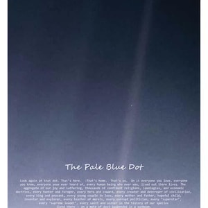 Op de afbeelding: Een print met een foto van een lichtblauwe stip in de ruimte, met een verticale lichtstreep. De tekst "The Pale Blue Dot" staat onderaan, met een citaat over de mensheid.