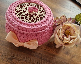 Cesta de crochet hecha a mano con tapa