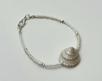 Natürliches Muschel Perlen Armband – Handgefertigter Weißer Küsten Schmuck – Me_Ne Studio Strand Geschenk für Sie