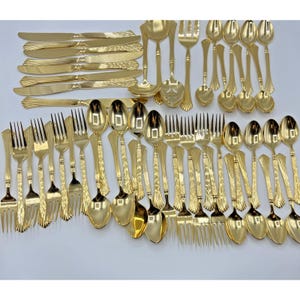 Puede incluir: Una taza de cerámica blanca con un asa negra y el texto "But First, Coffee" en negrita negra. La taza está sobre un fondo borroso. La taza mide aproximadamente 10 cm de altura.