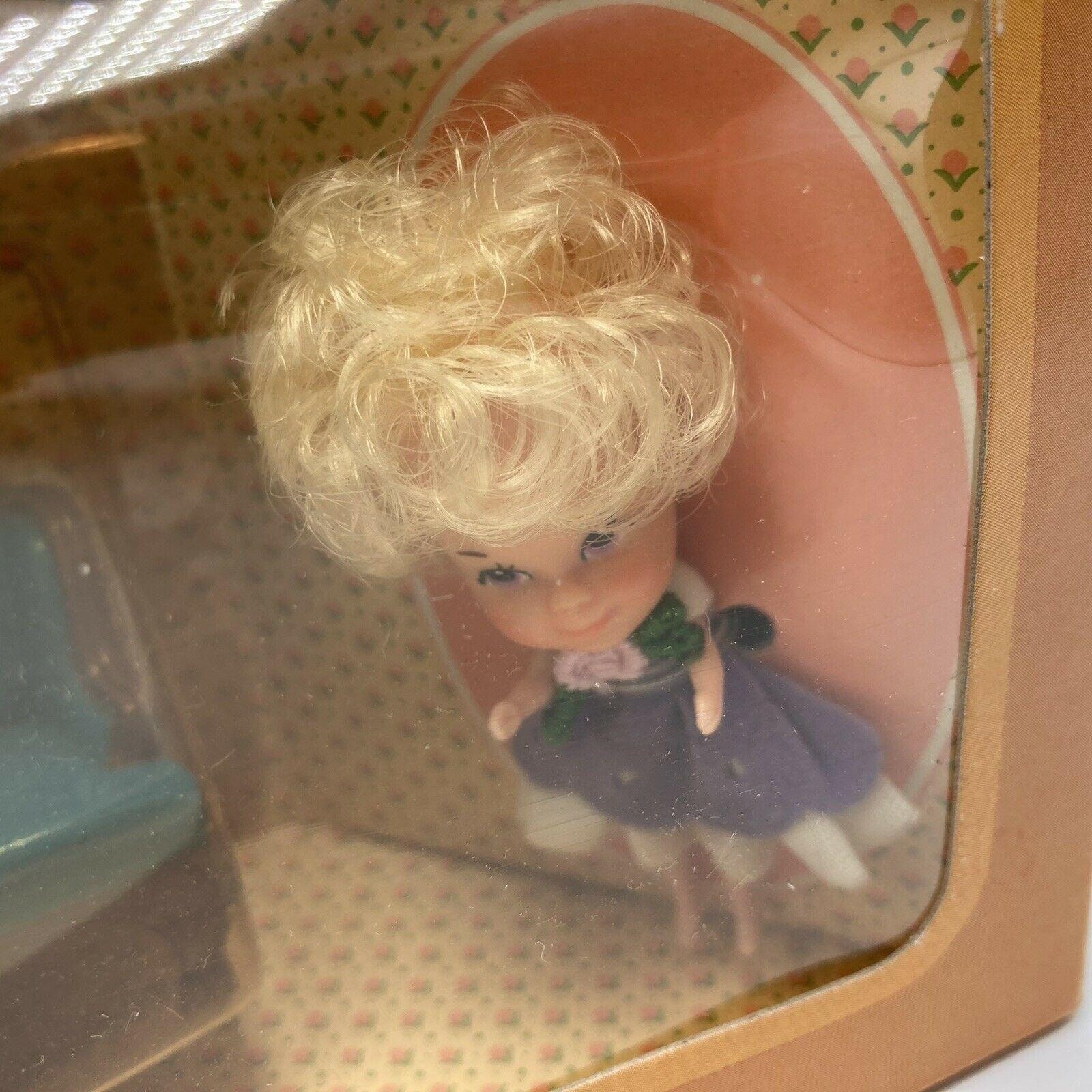 Maison De Poupée The Littles Mattel 1980 - Cheval à Bascule, Chariot Et Jouets - Vintage Neuf