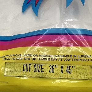 Pu&ograve; includere: Confezione dal design colorato, con blu, rosa, giallo e altri colori. Il testo "CUT SIZE: 36" X 45"" &egrave; visibile su un'etichetta gialla. Sono stampate anche le istruzioni di lavaggio. Dimensioni: 91 cm x 114 cm.
