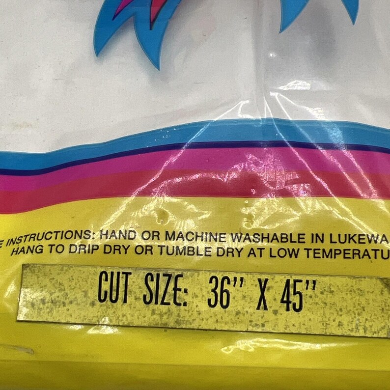 Pu&ograve; includere: Confezione dal design colorato, con blu, rosa, giallo e altri colori. Il testo "CUT SIZE: 36" X 45"" &egrave; visibile su un'etichetta gialla. Sono stampate anche le istruzioni di lavaggio. Dimensioni: 91 cm x 114 cm.