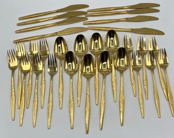 Juego de cubiertos florentinos dorados: cuchillos, cucharas y tenedores, estilo mediados de siglo (MCM).