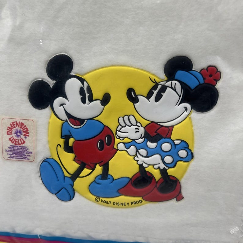 Pu&ograve; includere: Un adesivo Dimension Weld con Topolino e Minnie. Topolino indossa pantaloncini rossi, scarpe blu e una camicia blu. Minnie indossa una gonna a pois blu, scarpe rosse e un cappello blu con un fiore rosso. Lo sfondo &egrave; un cerchio giallo.