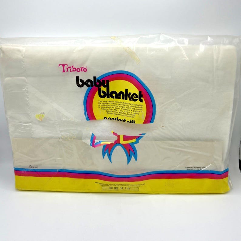Pu&ograve; includere: Una coperta per bambini confezionata con il marchio "Triboro". La confezione presenta un logo circolare con le parole "baby blanket" e testo. La coperta &egrave; in un sacchetto di plastica trasparente. Le dimensioni sono 91 x 114 cm.