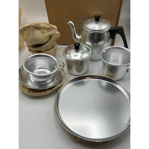 Vintage Childcraft Leksaksset Kök Metall Kopp Fat Tallrik Tekanna 17 Delar NOS