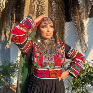 Besticktes Schwarzes Afghanisches Kleid mit Kuchi Schmuckset