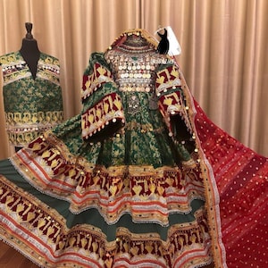 ハンドメイドのアフガニスタン製クチドレスセット｜コインとチェルマ刺繍が施された伝統的なグリーンとマルーンのヴィンテージガウン｜結婚式や文化的な衣装