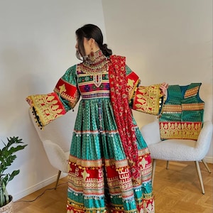カラフルなアフガンドレス（ベストとジュエリー付き） - 伝統的なクチ族の手作り刺繍ドレスセット - XS～2XL - 文化的な衣装