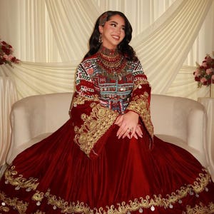アフガニスタンのベルベットドレスとメンズウエストコートセット｜金刺繍が施された赤い伝統的なクチ族のブライダル衣装｜結婚式、イード、婚約ルック