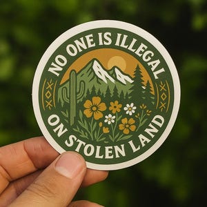 Naklejka na laptopa z napisem Immigration Kiss-Cut, Nikt nie jest nielegalny na skradzionej ziemi, Imigrant, Sprawiedliwość społeczna, Prawa człowieka, Butelka z wodą, Naklejka na laptopa