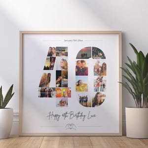 Könnte beinhalten: Ein gerahmtes Fotocollage mit einem hellen Holzrahmen. Die Collage hat die Form der Zahl 40 und ist mit verschiedenen Fotos gefüllt. Der Text "Happy 40th Birthday Luce" steht darunter. Zwei Topfpflanzen flankieren die gerahmte Collage.
