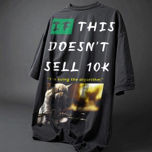 Pode incluir: T-shirt preta oversized com texto branco: "IF THIS DOESN'T SELL 10K". A camisa apresenta um gato e a frase "I'm suing the algorithm". A palavra "IF" está em um quadrado verde. A camisa tem um visual vintage.
