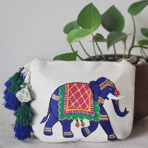 Handgefertigte Clutch aus natürlicher Baumwolle ||  Mit Elefanten bestickte ethnische Handtasche mit hochvolumigen Behängen