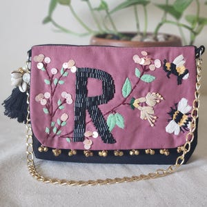 Handgefertigte Sling Bag mit Perlen- und Fadenarbeit || Personalisierte Handtasche mit Buchstaben bestickt