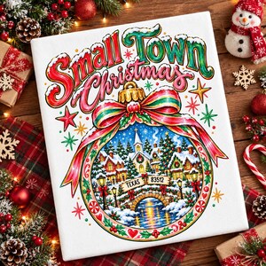 Puede incluir: Un lienzo rectangular con el texto Small Town Christmas en letras rojas y verdes sobre una ilustración de una bola de Navidad. El adorno muestra una escena de pueblo nevado con un puente, una iglesia y el texto Texas 83512.