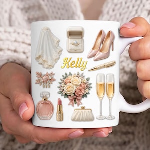 Pode incluir: Uma caneca de cerâmica branca com o nome Kelly em letras douradas, rodeada por ilustrações temáticas de casamento, incluindo um véu branco, um anel de diamante numa caixa, saltos altos rosa, uma caneta dourada, um bouquet de flores, perfume, batom, uma bolsa de mão e duas taças de champanhe.