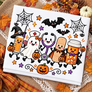 Può includere: Un tessuto bianco con una grafica colorata a tema Halloween che raffigura una siringa sorridente, un fantasma infermiere, uno stetoscopio, un cerotto e un flacone di pillole. Ogni personaggio indossa un costume, tiene una zucca ed è circondato da pipistrelli.