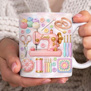 Puede incluir: Una taza de cerámica blanca con un asa negra y el texto "But First, Coffee" en un estilo manuscrito. La taza está sobre una superficie blanca. La taza mide aproximadamente 10 cm de alto.