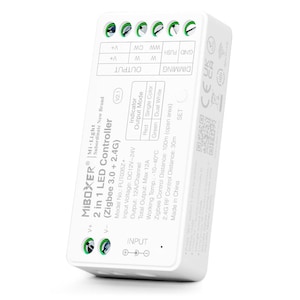 Puede incluir: Controlador LED 2 en 1 blanco con tecnología Zigbee 3.0 + 2.4G. El dispositivo tiene una carcasa de plástico blanco con terminales negros y verdes para conectar cables. El controlador tiene una etiqueta con el texto "MIBOXER Mi-Light Subordinate New Brand 2 in 1 LED Controller (Zigbee 3.0 + 2.4G)" y otras especificaciones técnicas.