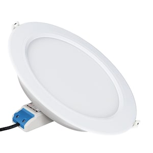 Puede incluir: Una lámpara de techo redonda LED blanca con un fino borde blanco alrededor del borde. La luz está montada en una base blanca con un cable eléctrico azul y negro.