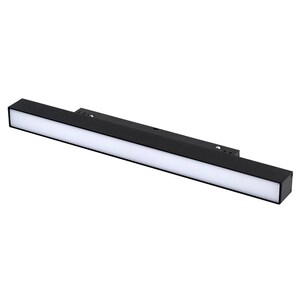 Puede incluir: Una luminaria rectangular negra con una tira LED blanca. La luz está montada en una superficie blanca.