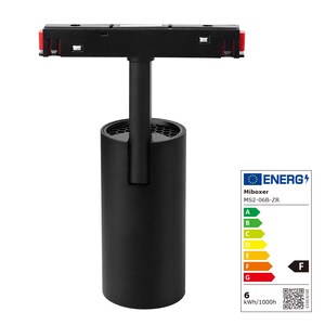 Puede incluir: Un foco de carril negro con una base cilíndrica y un brazo en forma de T. El foco tiene una clasificación de eficiencia energética F, según la etiqueta energética de la UE. La etiqueta también muestra un consumo de energía de 6 kWh/1000h.