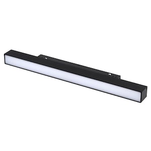 Puede incluir: Una luminaria rectangular negra con una tira LED blanca. La luz está montada en una superficie blanca.