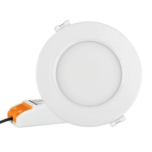 Puede incluir: Un accesorio de luz de techo LED redondo blanco con un borde blanco y una pequeña caja blanca con un cable negro conectado.